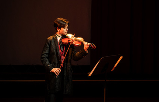 Mariner Darren plays violin